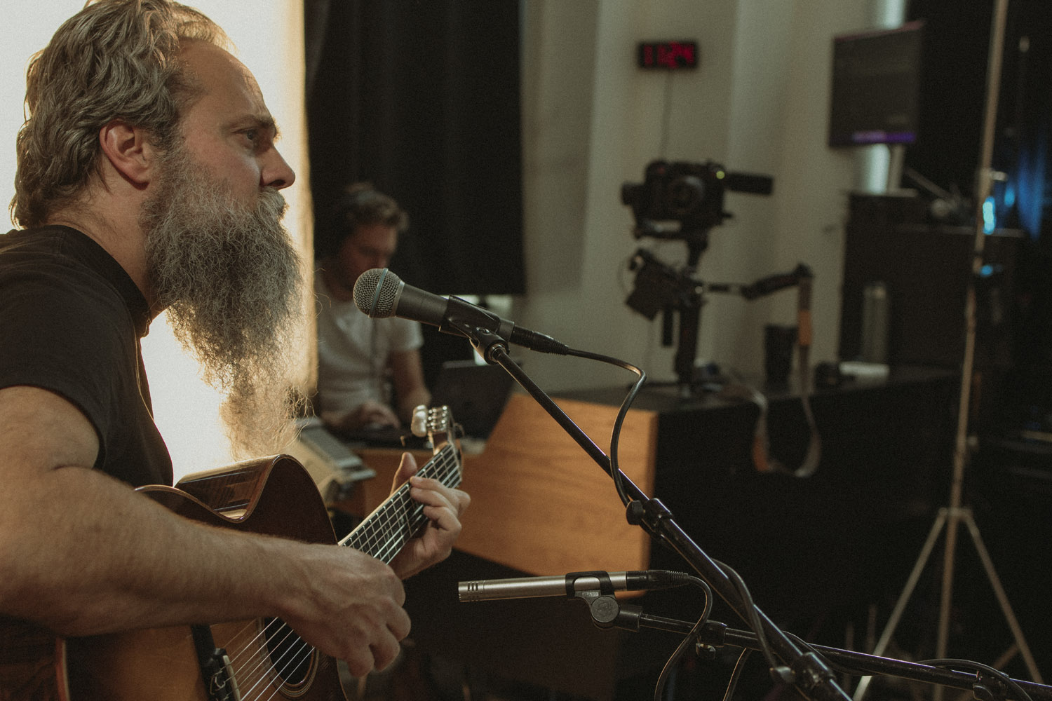 IRON+WINE_SAM-BEAM-SIDE-PROFILE-WITH-BACKGROUND-GEAR